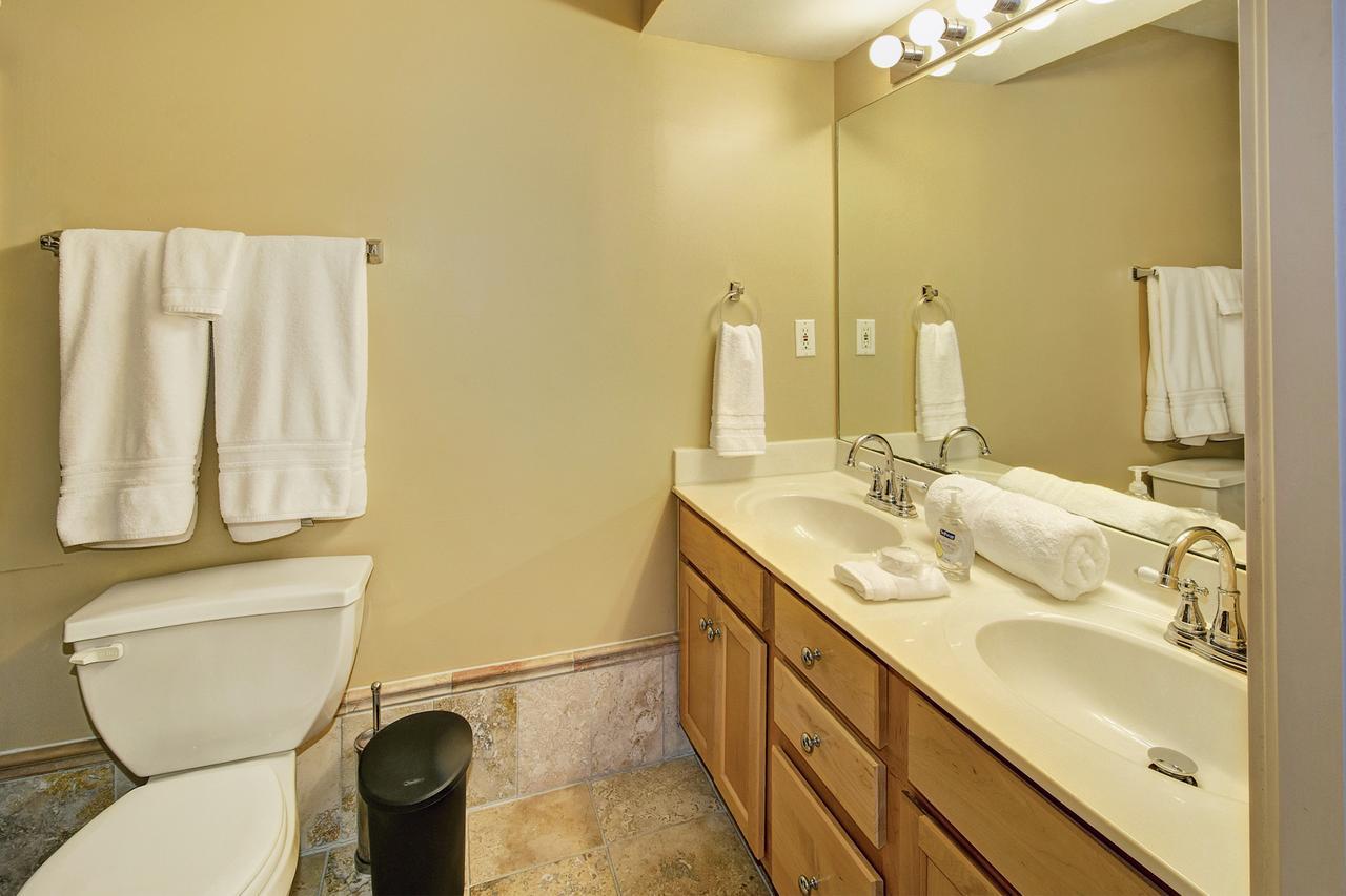 Restaurant Row Townhouse 2 King Bedrooms ルイスビル エクステリア 写真